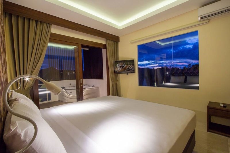 M-suite-jetted-tub-room