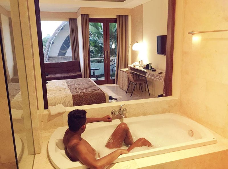 m-suite-bathtub-via-ramonisrael
