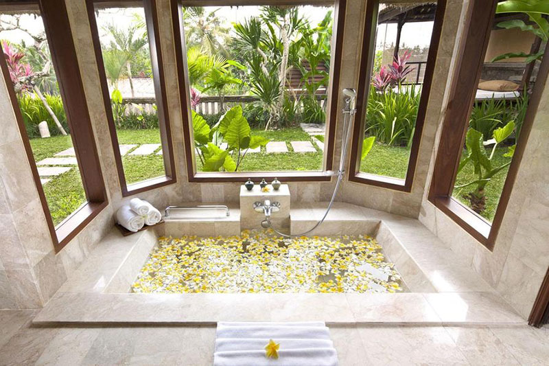 kamandalu-ubud-bathtub