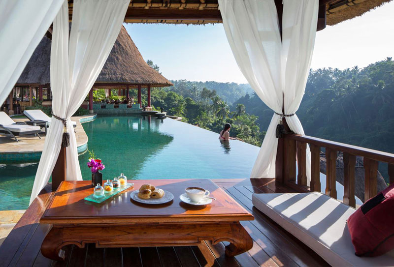 1-Breakfast-at-the-pool