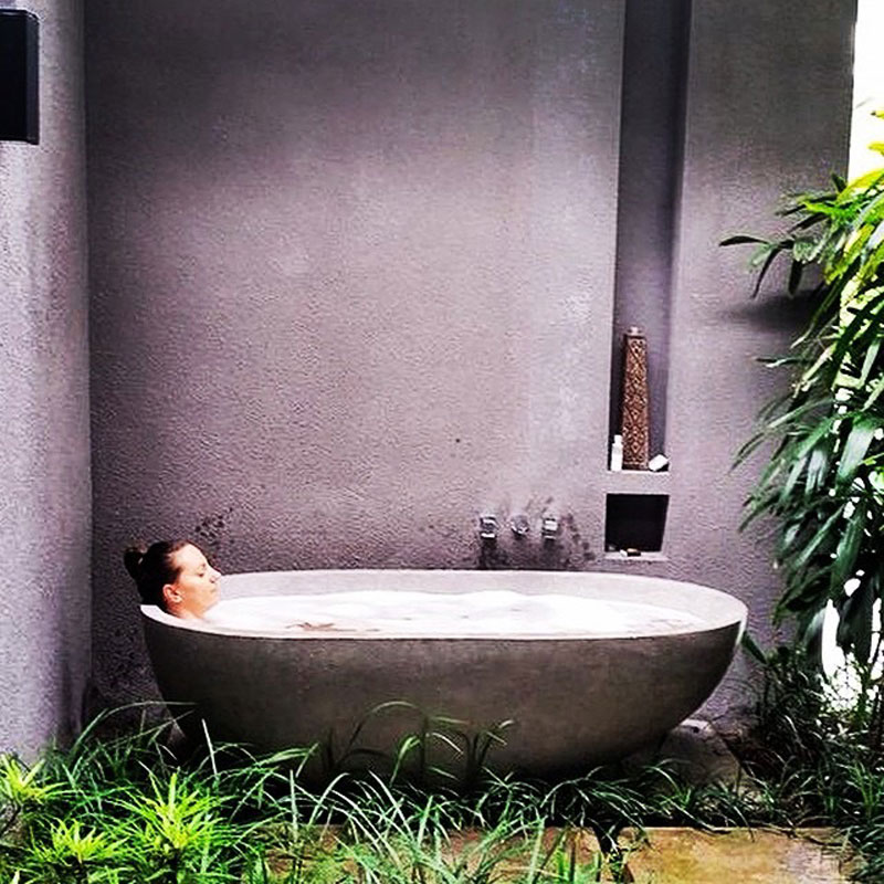 3-4-bathtub-by-kate_travelstylist
