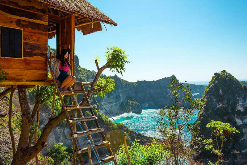 7-2-tree-house-atuh-beach-via-mdbakta_kardana