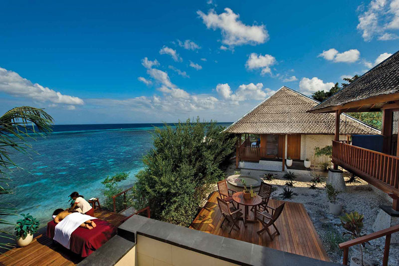 14-3-Wakatobi-Dive-Resort---Massage-by--Shawn-Levin