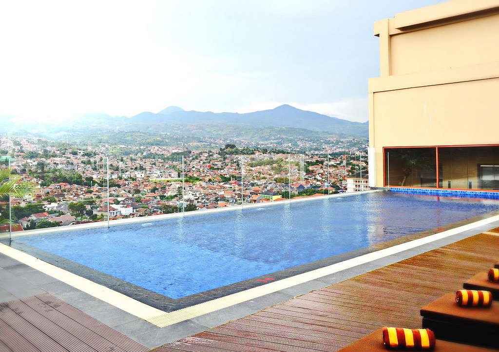 7 ParkHotel-Pool-BandungBusiness