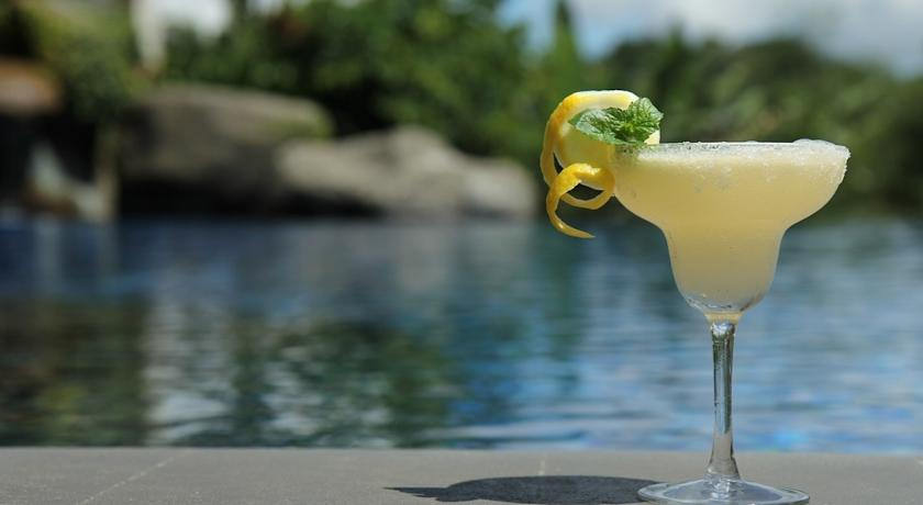 10 SangRiaResort-cocktail pool