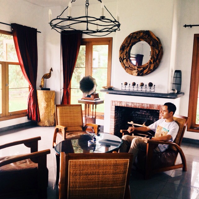 5 burgundy interior via Herry