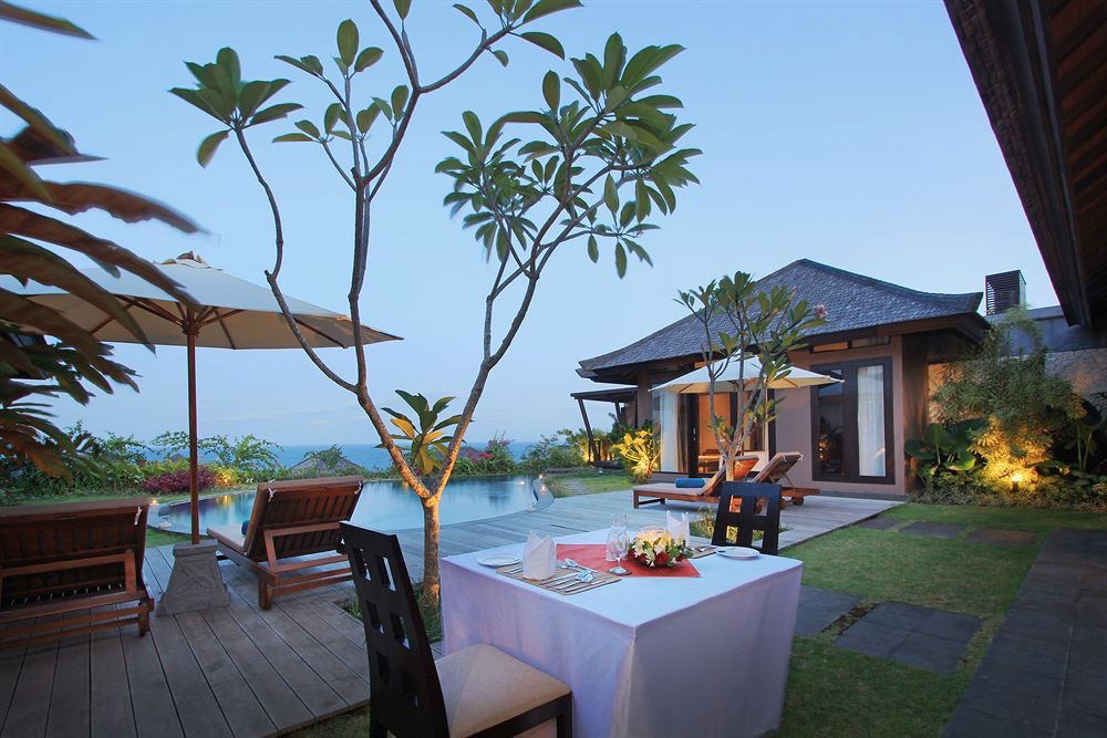 6-romantic-dining-in-the-villa
