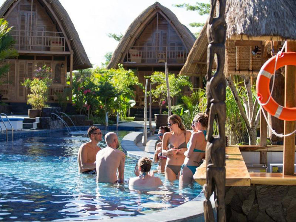 5-poolside-bar