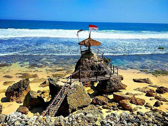Watu Lawang Beach