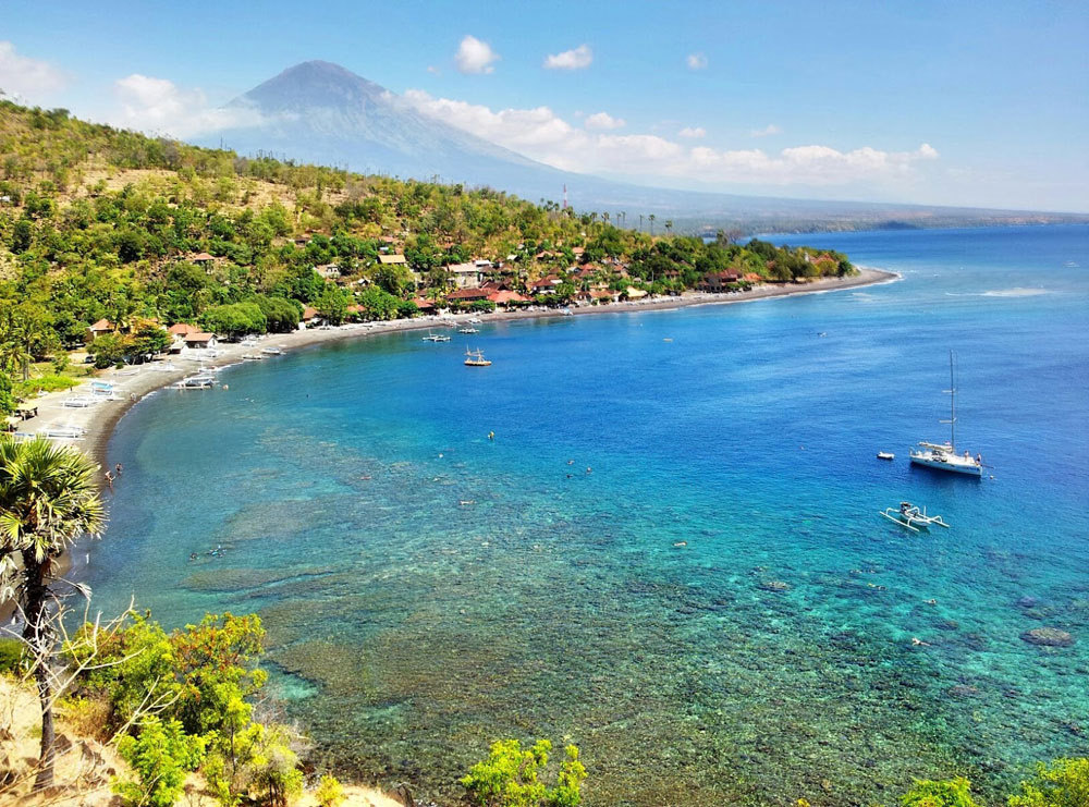 15-jemeluk-beach-via-happytrailsindonesia