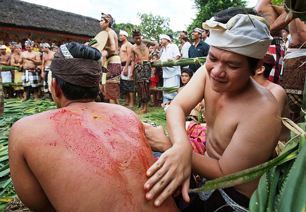 2---Applying-ointment---by-Top-Indonesia-Holidays