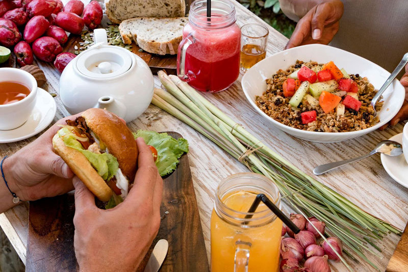 6-burger-salad-bowl-via-Monsieur-Spoon