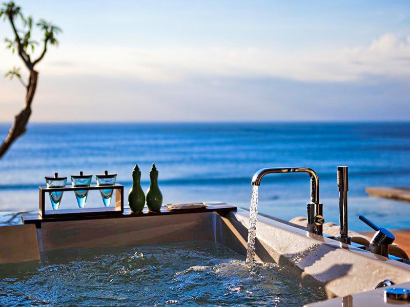 jacuzzi-bathtub-view-via-anantara-uluwatu