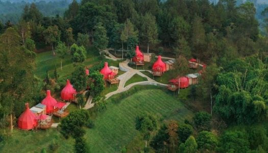 This stay in the chilly highlands of Lembang (Bandung) lets you enjoy sunset from a jacuzzi and sleep in onion-shaped tents!