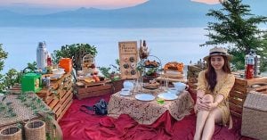 This restaurant in Magelang lets you dine above the clouds, surrounded by six mountains and with a view of Borobudur Temple! - Mata Langit by Plataran