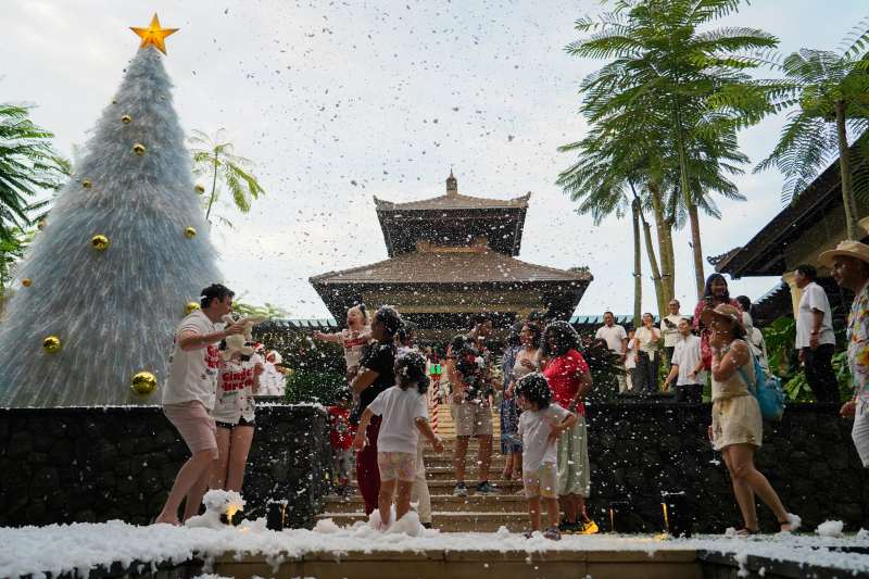 Christmas snow spectacle at Padma Resort Ubud in December 2025