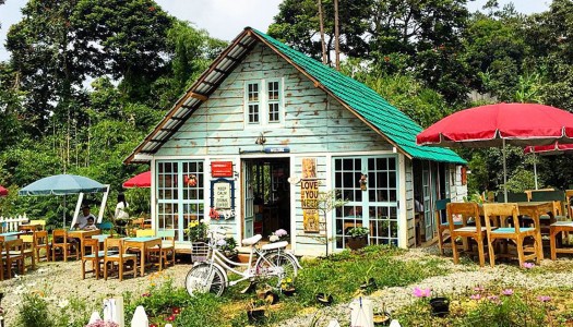 8 tempat makan istimewa di Bandung dengan tema unik