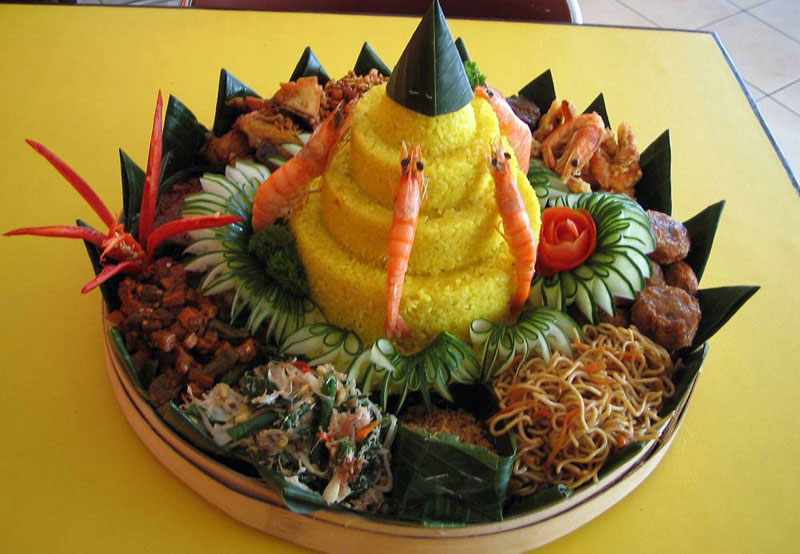 7-3-nasi-tumpeng