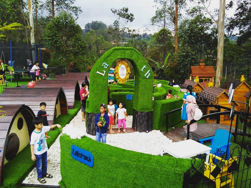 12-e-dusun-bambu-playground-via-sariatikah