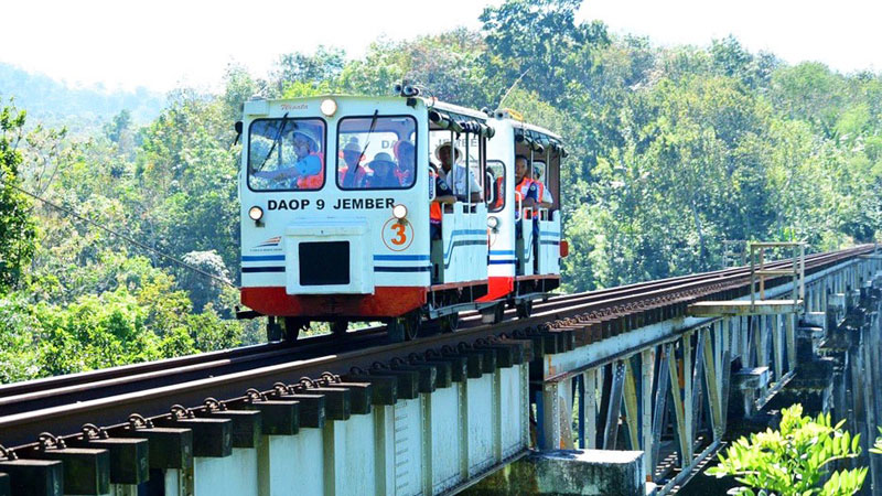 10-3-Lori-Wisata---Jembatan-by-antarafoto