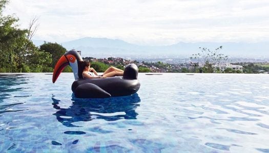16 Hotel di Bandung dengan kolam renang air hangat untuk liburan keluarga