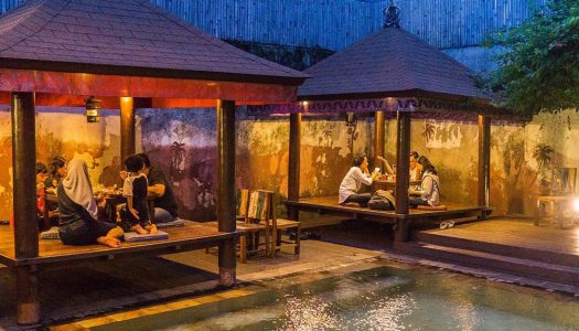 14 Tempat makan lesehan murmer dan lezat di Jakarta di bawah 50 ribu per orang