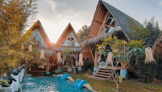 Ngadem di Bandung, buka pintu kamar langsung sunrise- Bukit Saung Bambu Cartil
