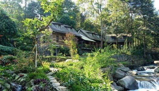 Bukan di Swiss, villa dan taman kreasi tepi sungai ini ada di Bandung! – Taman Wisata Bougenville