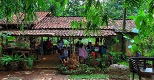 Tempat makan 'ndeso' tersembunyi di BSD Tangerang di tengah hutan bambu - Warung Tuman