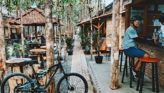 Tempat ngopi tersembunyi di Tangsel ini ada di tengah hutan jati! – Kebun Latte