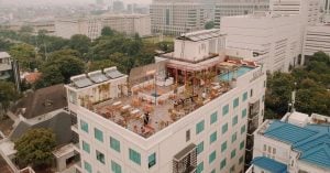 16 Cafe rooftop keren dan kekinian di Jakarta dengan pemandangan kota!