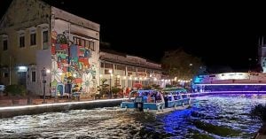 Waronk - Riverside food court in Melaka with more than 1000 dishes and live music