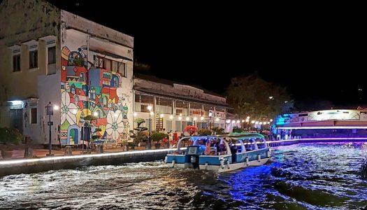 Waronk – Riverside food court in Melaka with more than 1000 dishes and live music