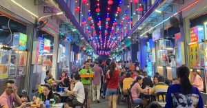 新山百万镇老街坊美食阁 2（Permas Jaya）攻略: 最流行的美食街，超过100种美食!