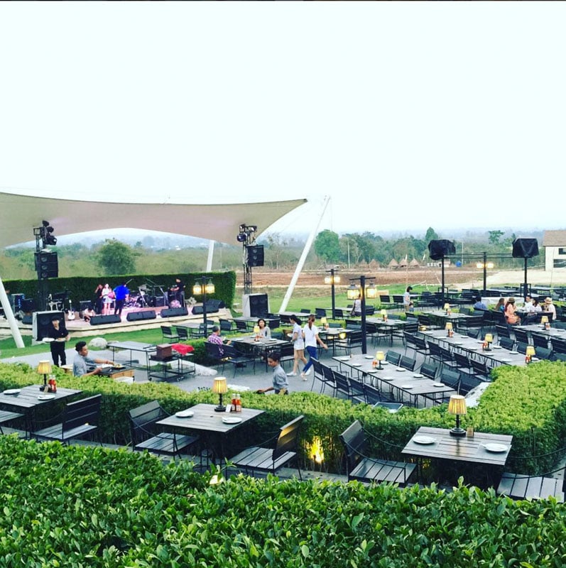 9-4-outdoor-seating-via-moeiradio