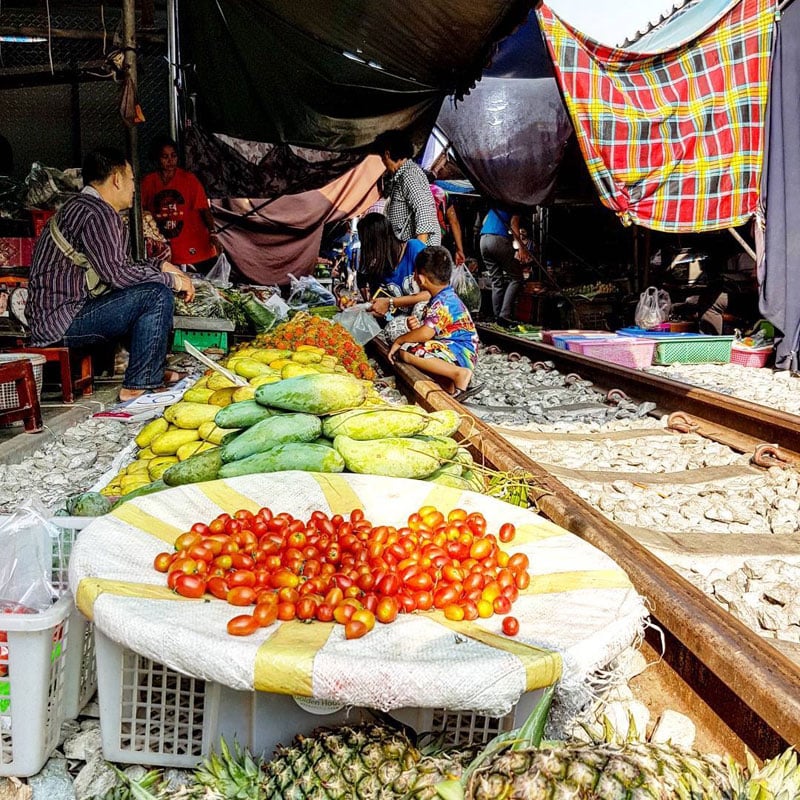 9-Maeklong-Railway-Market1-via-joaoleitaoviagens